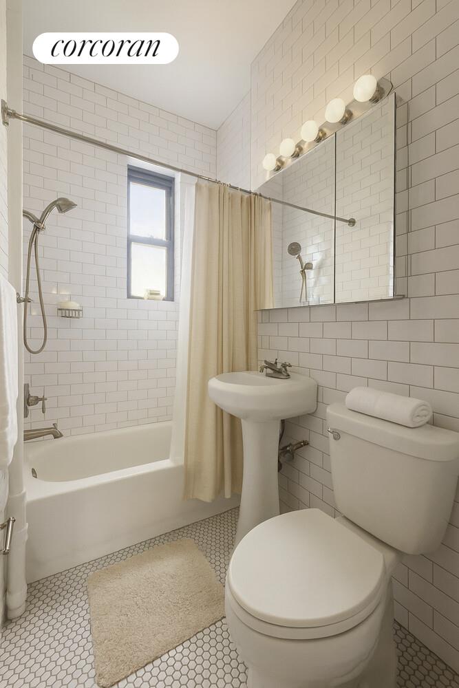21-67 33rd Street #5E, Ditmars Steinway, Queens, NY 11105 - Property photo 3 of 4