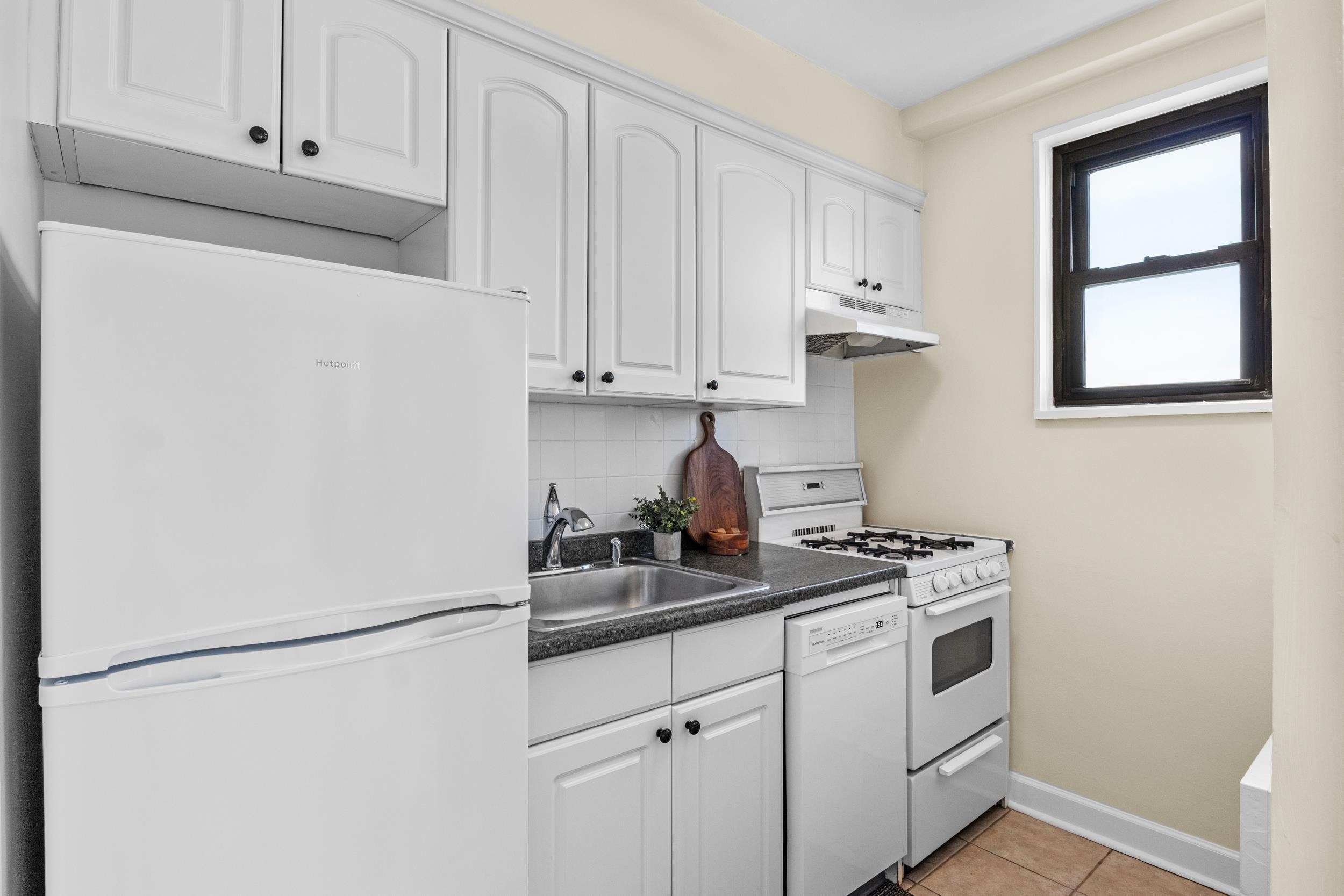 1225 KENNEDY Boulevard, Bayonne City, Bayonne, NJ 07002 - Property photo 5 of 19