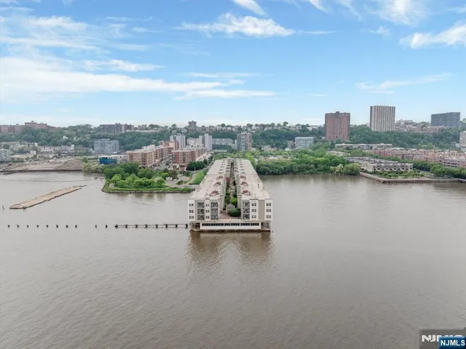 214 The Promenade #214, Edgewater, NJ 07020