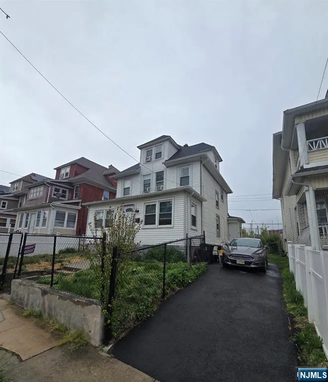 9 White, Newark, NJ 07108