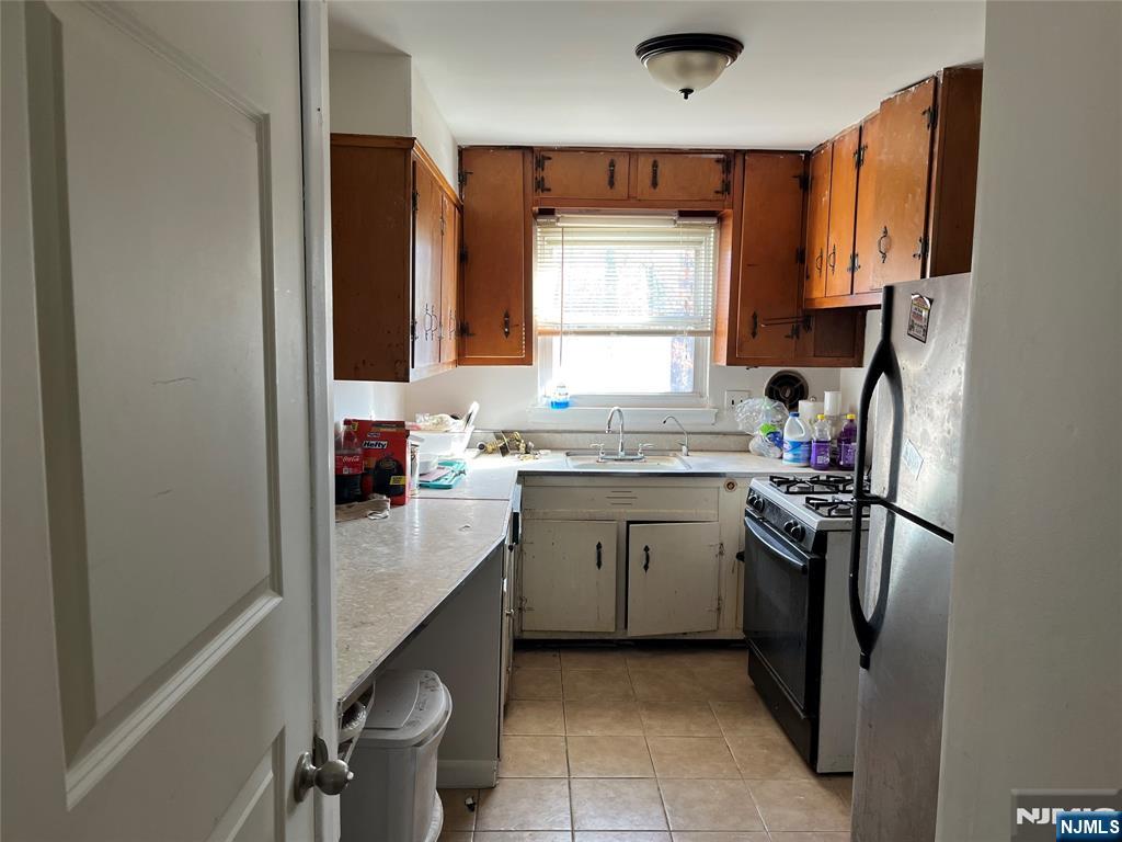 539 Sandra, Teaneck Township, Teaneck, NJ 07666 - Property photo 3 of 13