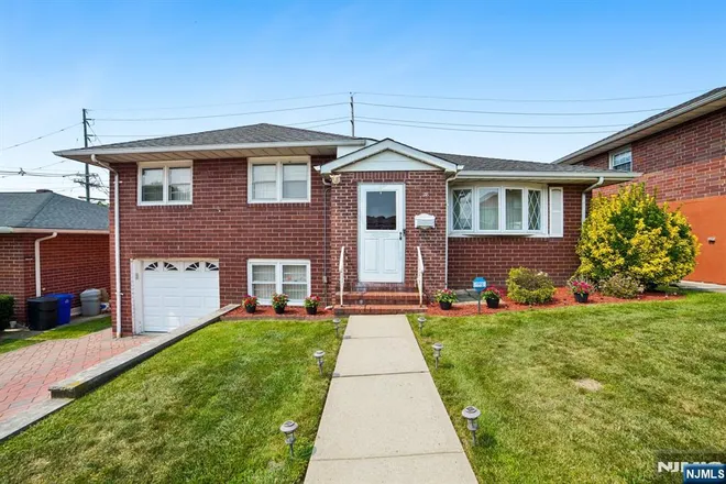 28 Pikeview, Secaucus, NJ 07094