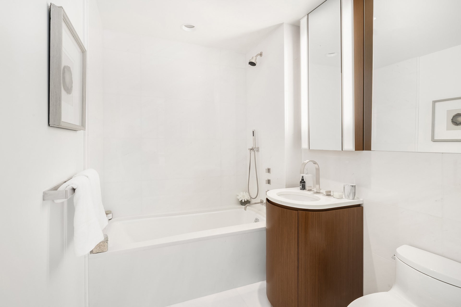 50 UNITED NATIONS Plaza #8C, Turtle Bay, Manhattan, NY 10017 - Property photo 5 of 17