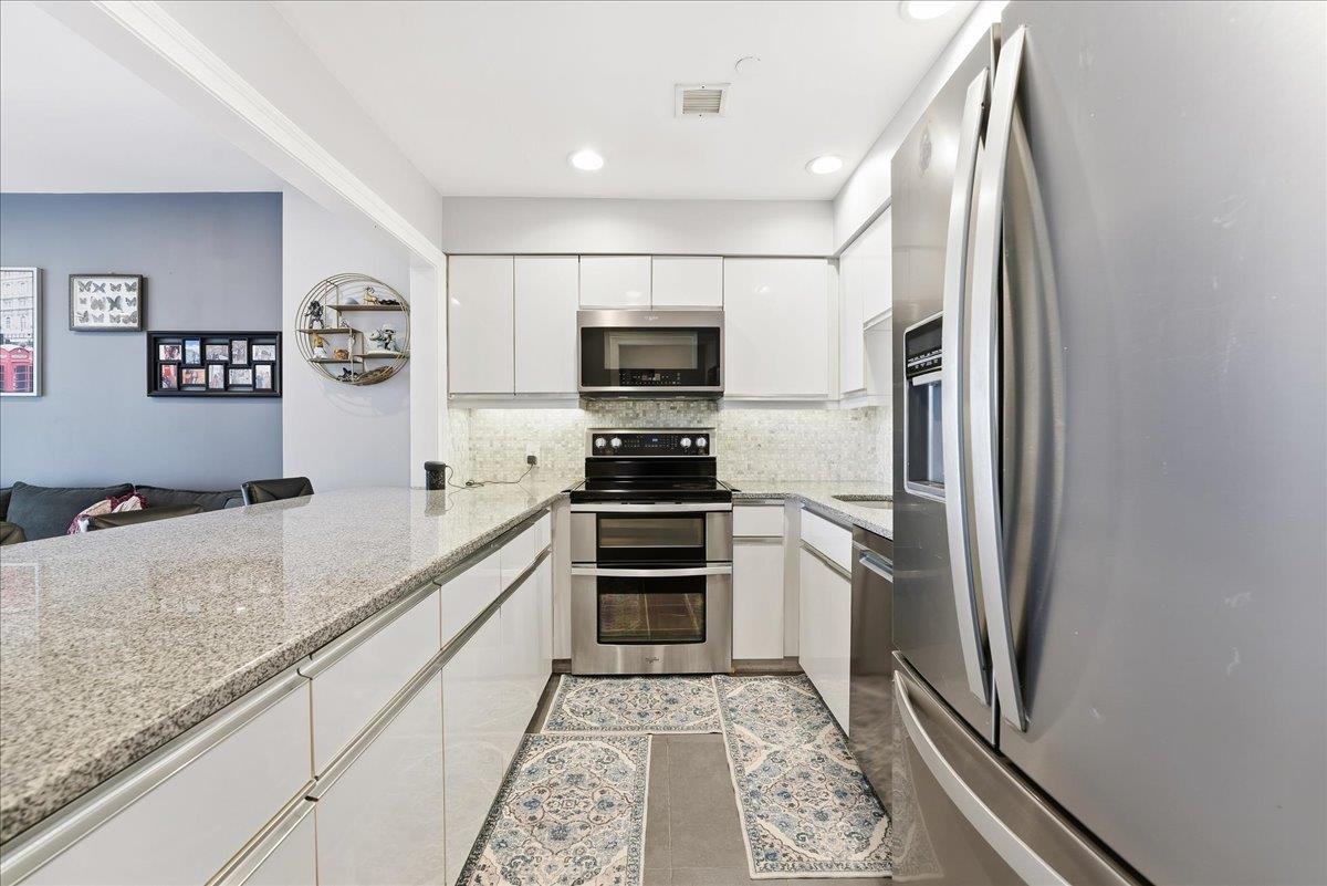 100 SHEARWATER Court EAST, Jersey City, JC Greenville, NJ 07305 - Property photo 4 of 39
