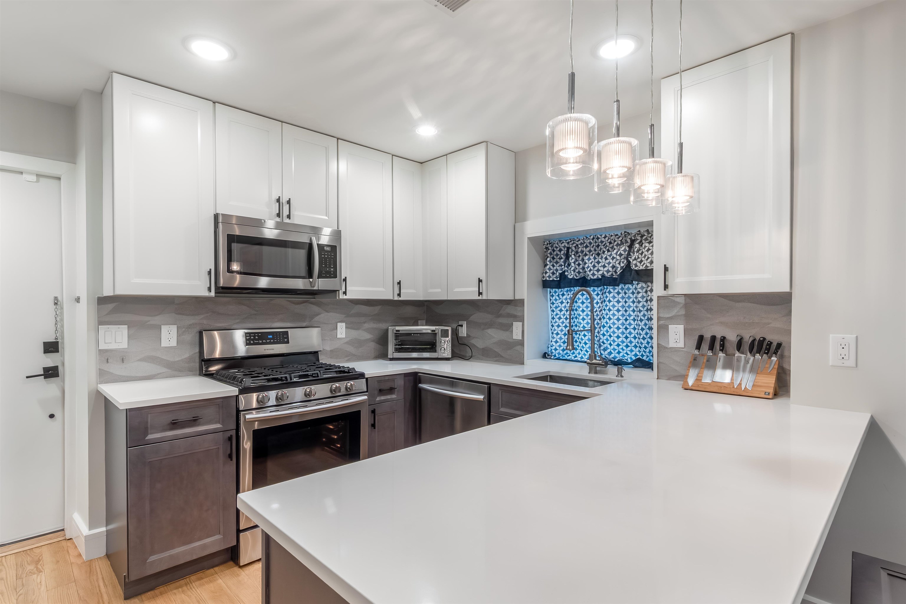 152 BEACH Street, Jersey City, JC Heights, NJ 07307 - Property photo 3 of 35
