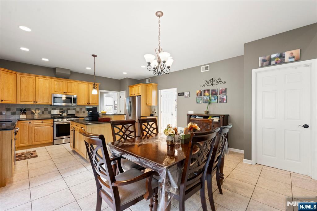 107 Hamilton, Totowa Borough, Totowa, NJ 07512 - Property photo 5 of 50