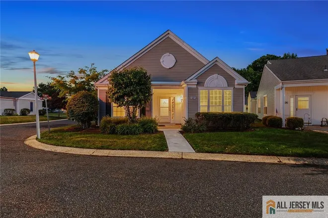 527 Harrier Drive #527, the ponds, NJ 08831
