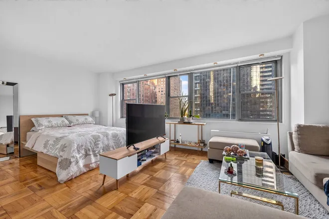 300 East 40th Street #9G, New York, NY 10016