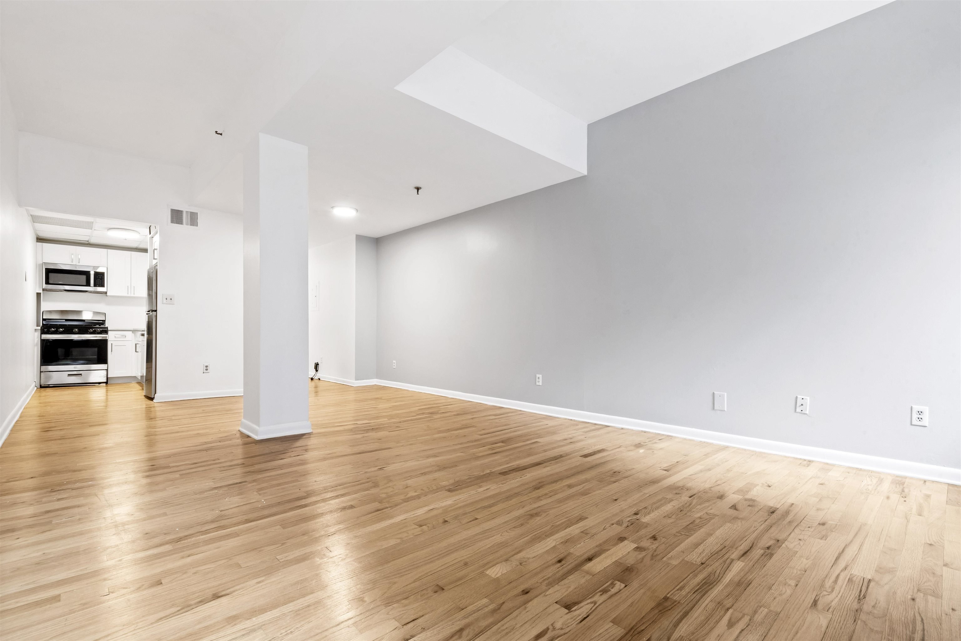 227 CHRISTOPHER COLUMBUS Drive, Jersey City, JC Downtown, NJ 07302 - Property photo 3 of 21