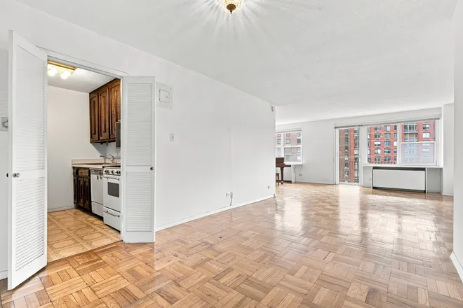 201 West 70th Street #10H, New York, NY 10023