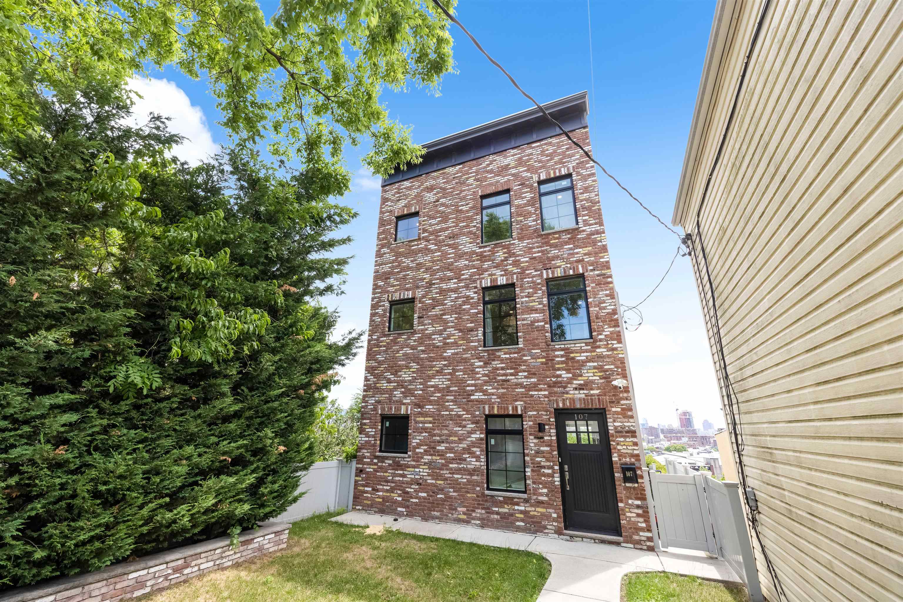 107 MOUNTAIN Road, Jersey City, JC Heights, NJ 07307 - Property photo 3 of 42