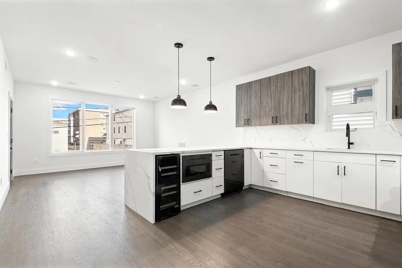 201 LINCOLN Street, Jersey City, JC Heights, NJ 07307 - Property photo 4 of 18