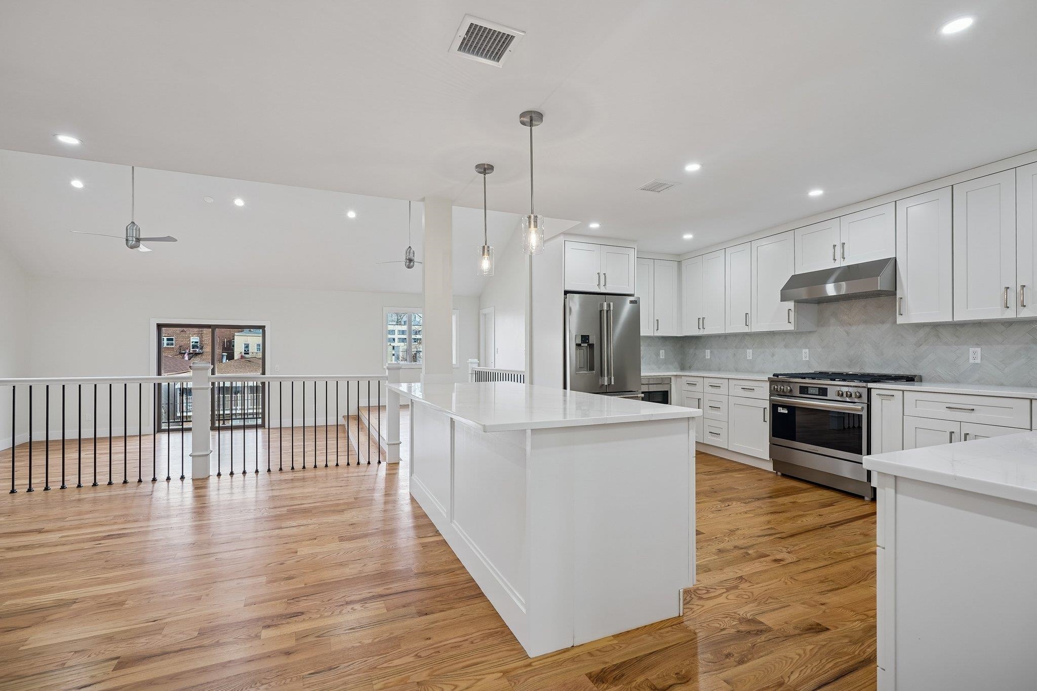 927 PAVONIA Avenue, Jersey City, JC Journal Square, NJ 07306 - Property photo 5 of 27