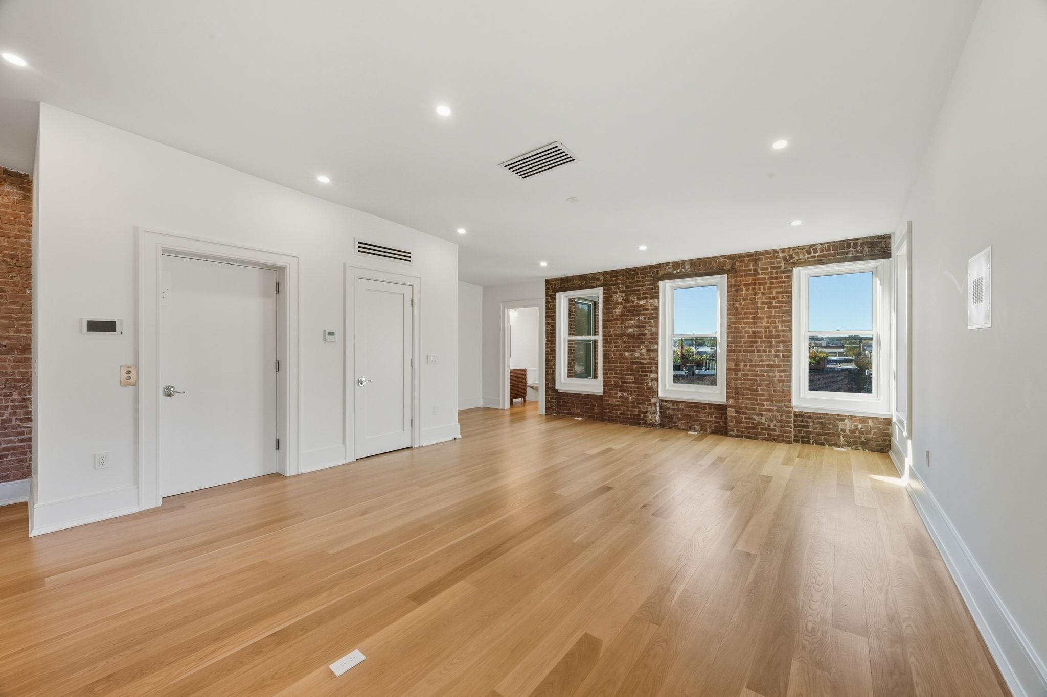 647 JERSEY Avenue, Jersey City, JC Downtown, NJ 07302 - Property photo 5 of 36