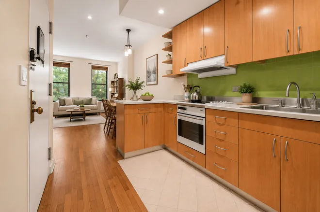 137 GUERNSEY Street #3L, Brooklyn, NY 11222