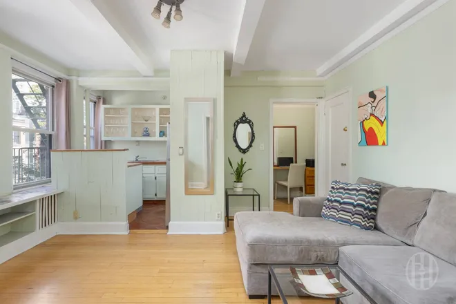 325 West 45th Street #519, New York, NY 10036