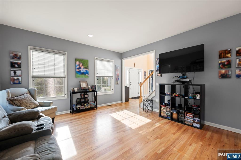 107 Hamilton, Totowa Borough, Totowa, NJ 07512 - Property photo 4 of 50