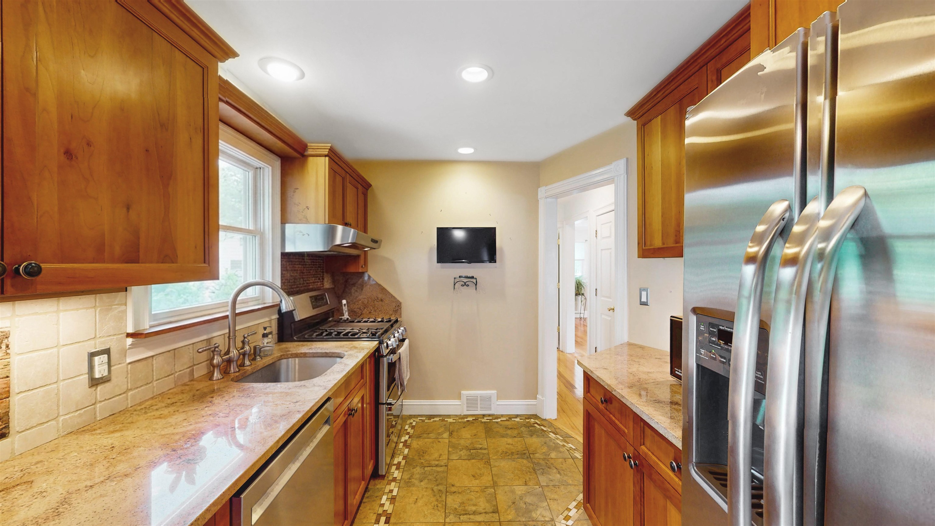 41 CIRCLE Drive, Paramus Borough, Paramus, NJ 07652 - Property photo 4 of 31
