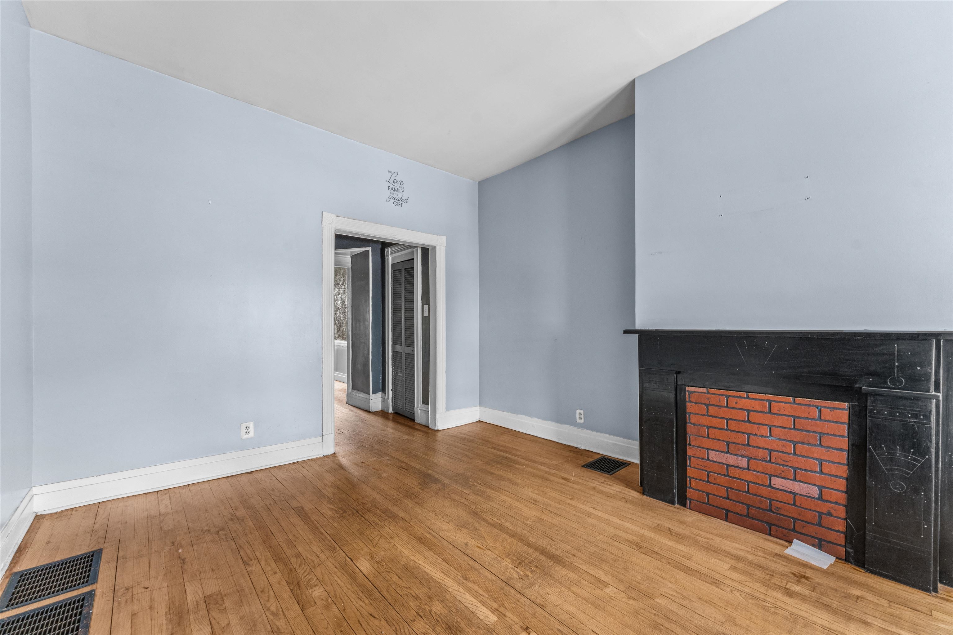 196 UNION Street, Jersey City, JC Bergen Lafayette, NJ 07304 - Property photo 3 of 13
