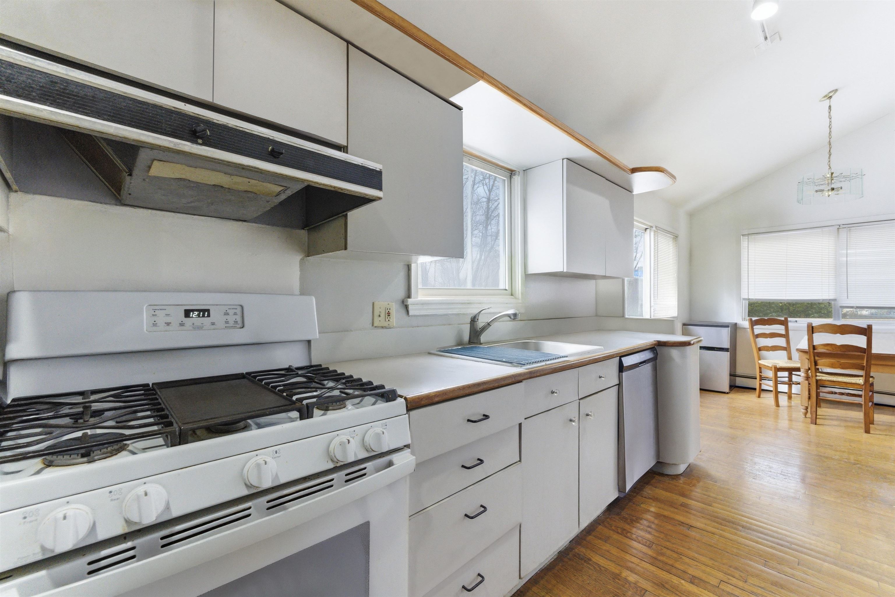 2455 3rd Street, Fort Lee Borough, Fort Lee, NJ 07024-4068 - Property photo 5 of 49