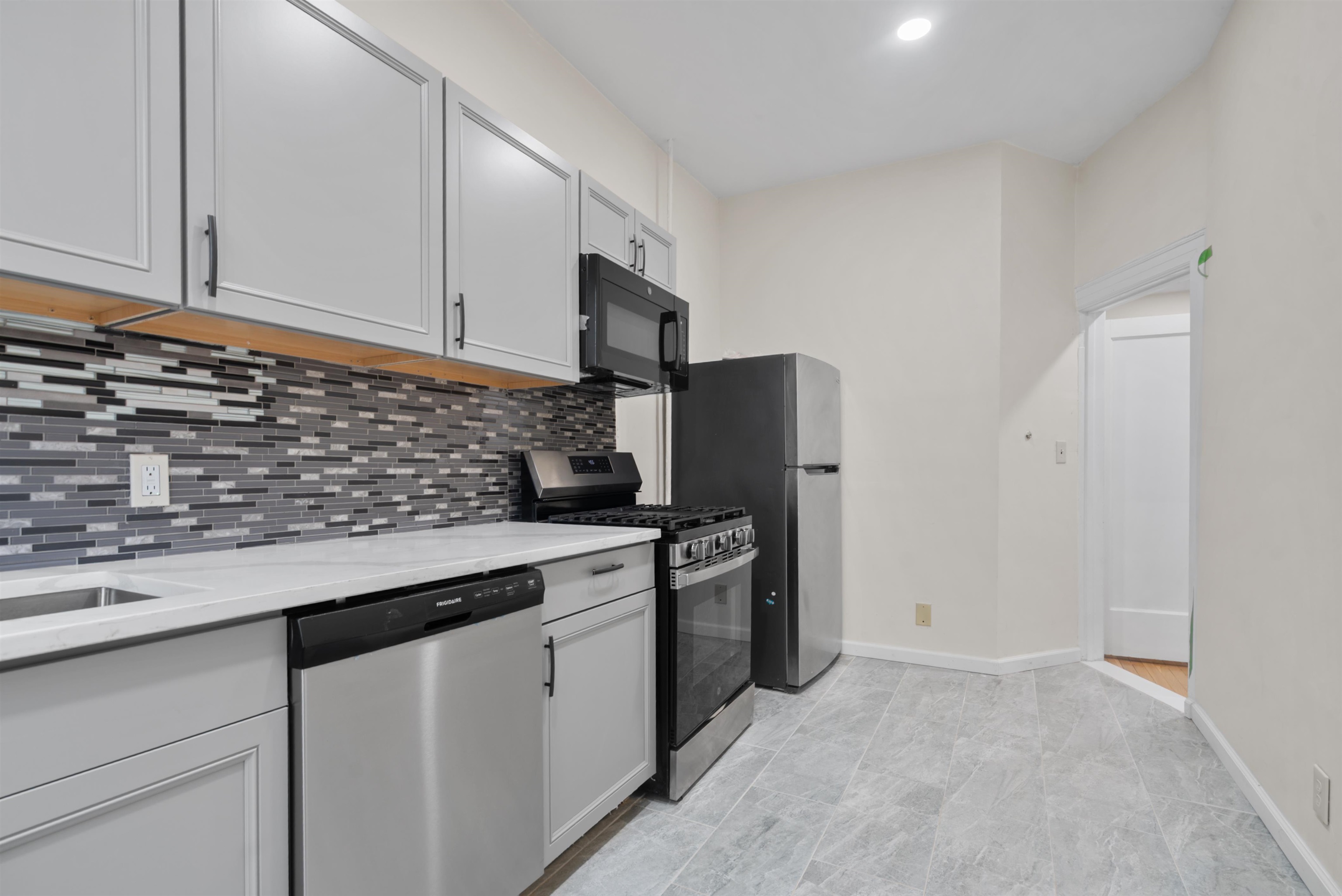 486 CENTRAL Avenue, Jersey City, JC Heights, NJ 07307 - Property photo 5 of 39
