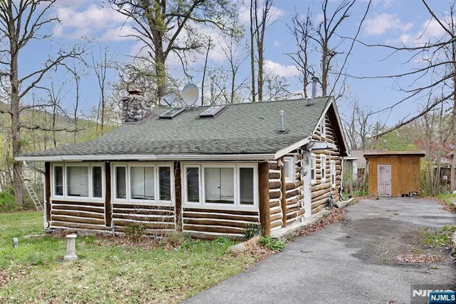 10 Echo, West Milford, NJ 07480