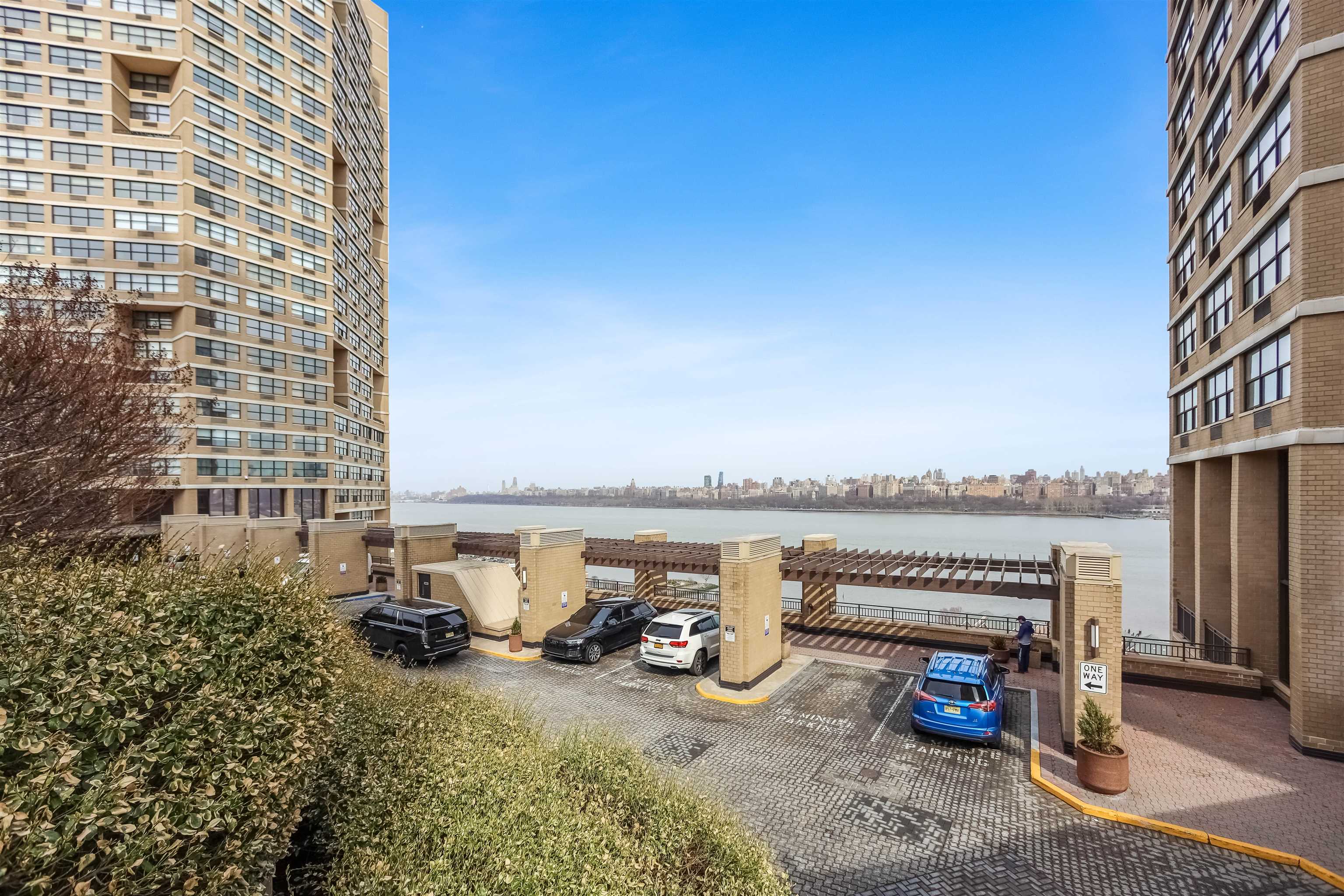 7004 JOHN F KENNEDY Boulevard, Guttenberg Town, Guttenberg, NJ 07093 - Property photo 2 of 39