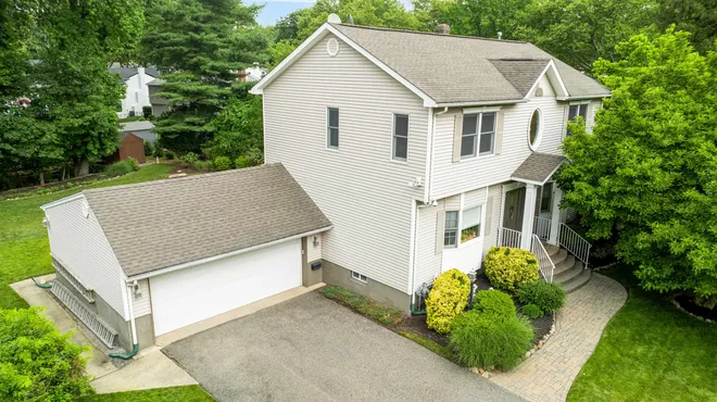 41 CIRCLE Drive, Paramus, NJ 07652