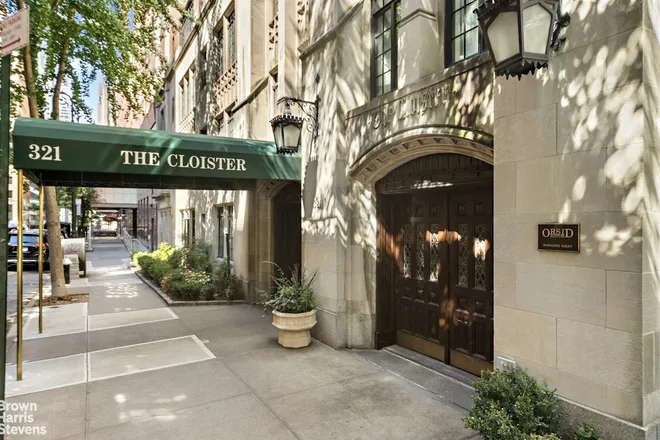321 East 43rd Street #702, New York, NY 10017