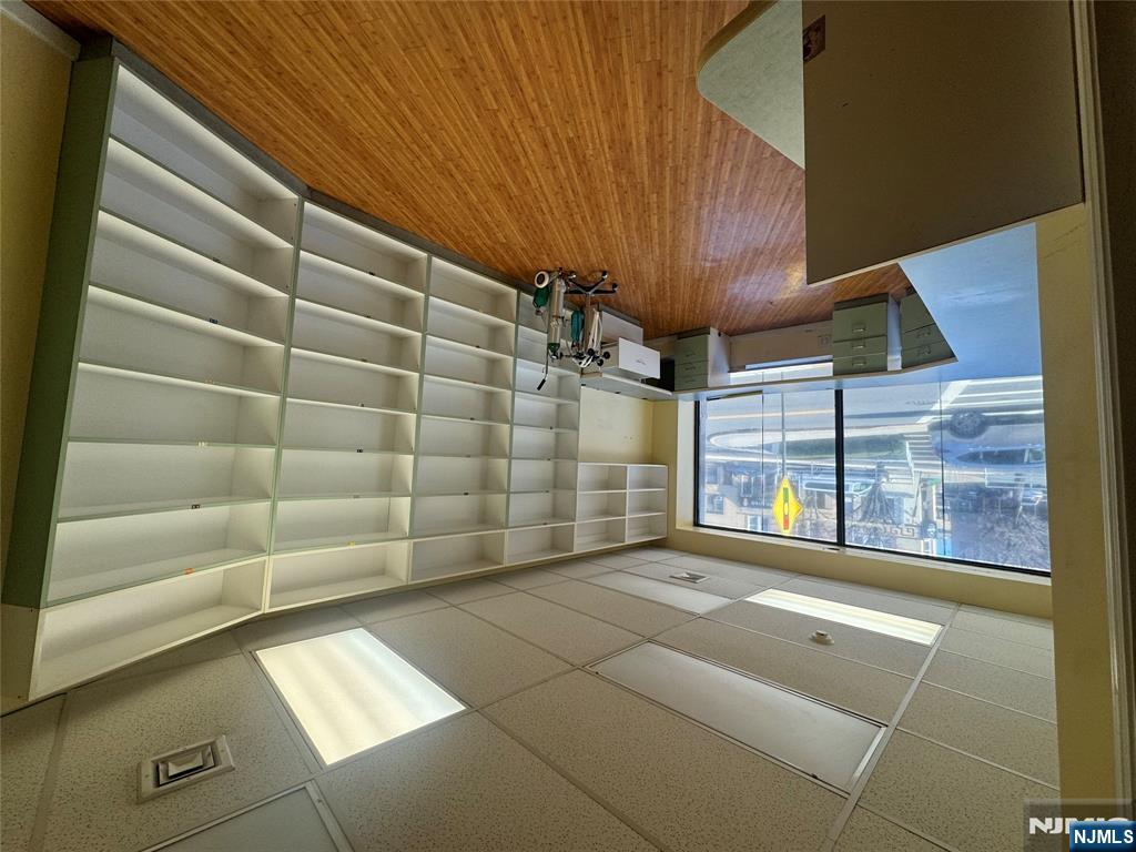 634 Anderson, Cliffside Park Borough, Cliffside Park, NJ 07010 - Property photo 3 of 20