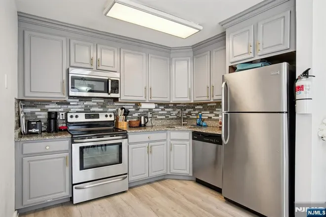 416 68th #11, Guttenberg, NJ 07093