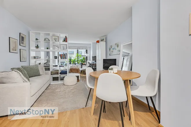 220 East 57th Street #8E, New York, NY 10022