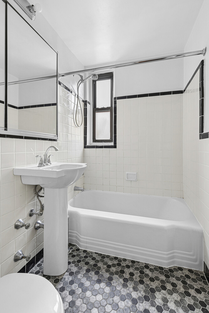 1420 YORK Avenue #4B, Lenox Hill, Manhattan, NY 10021 - Property photo 4 of 7