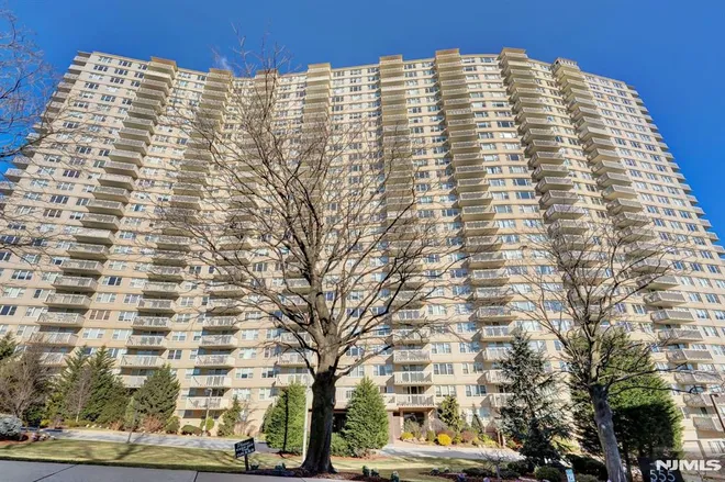 555 North #12 A, Fort Lee, NJ 07024