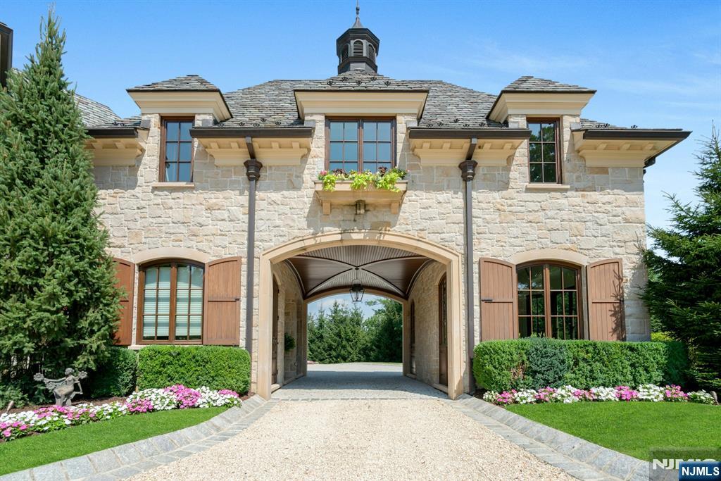 123 East Saddle River, Saddle River Borough, Saddle River, NJ 07458 - Property photo 5 of 50