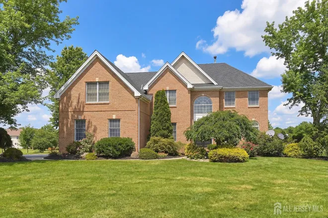 14 East Barnyard Court, Estates/Grvs Mill Sec 05, NJ 08536