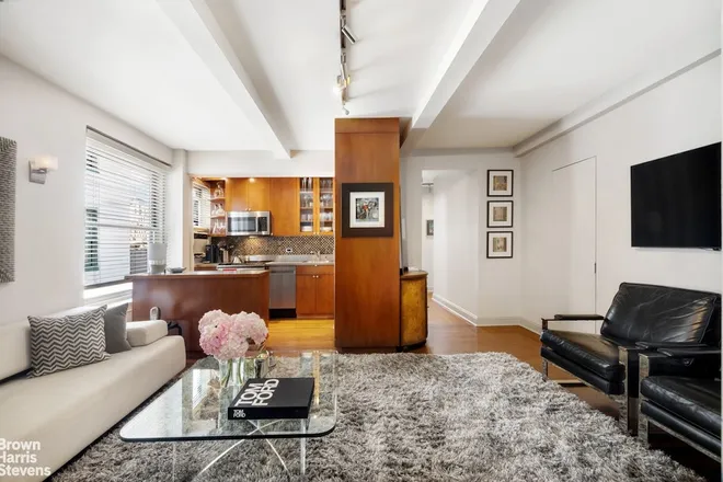 325 West 45th Street #916, New York, NY 10036