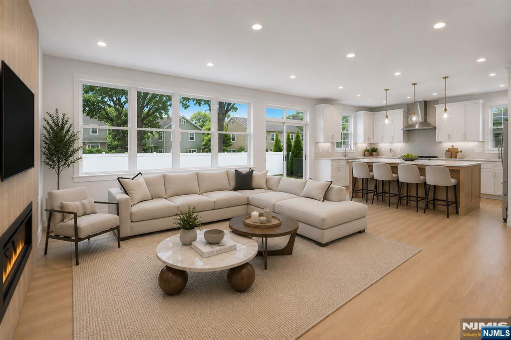 103 Hallberg, Bergenfield Borough, Bergenfield, NJ 07621 - Property photo 4 of 24