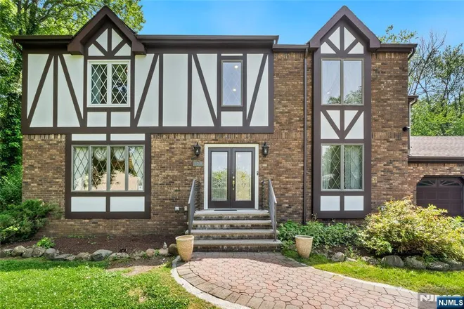 2 Woodside, West Caldwell, NJ 07006
