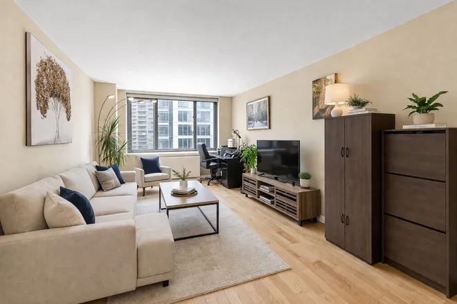 2025 BROADWAY #17A, New York, NY 10023