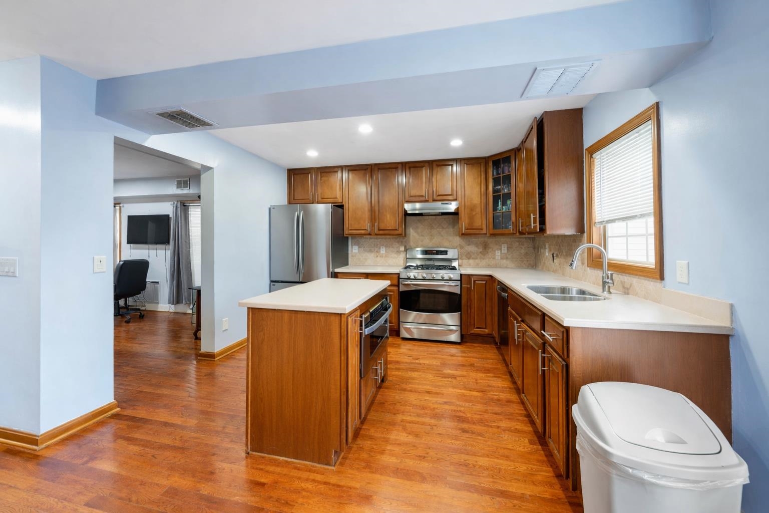 714 17th Street, Union City, Union City, NJ 07087 - Property photo 4 of 41