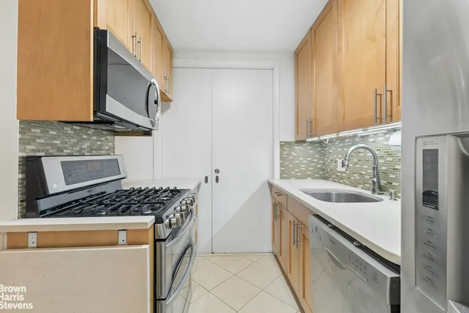 70-25 YELLOWSTONE Boulevard #3X, Forest Hills, NY 11375