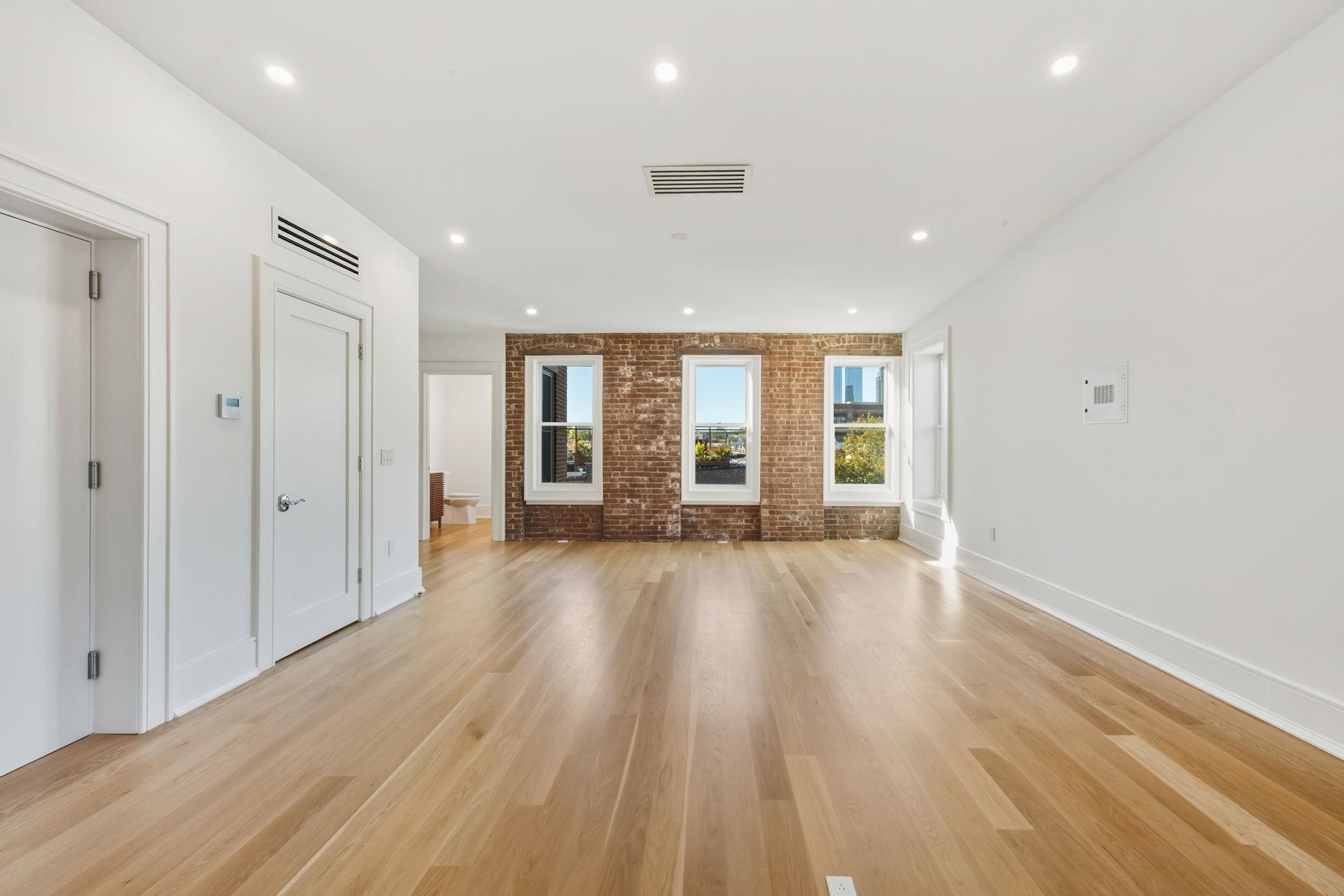 647 JERSEY Avenue, Jersey City, JC Downtown, NJ 07302 - Property photo 3 of 36