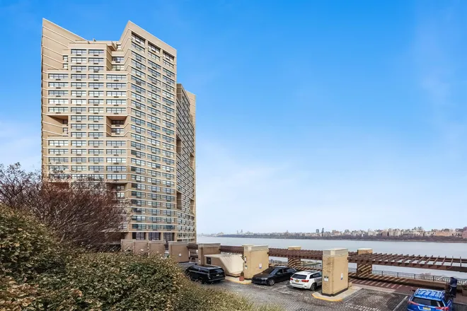 7004 JOHN F KENNEDY Boulevard, Guttenberg, NJ 07093