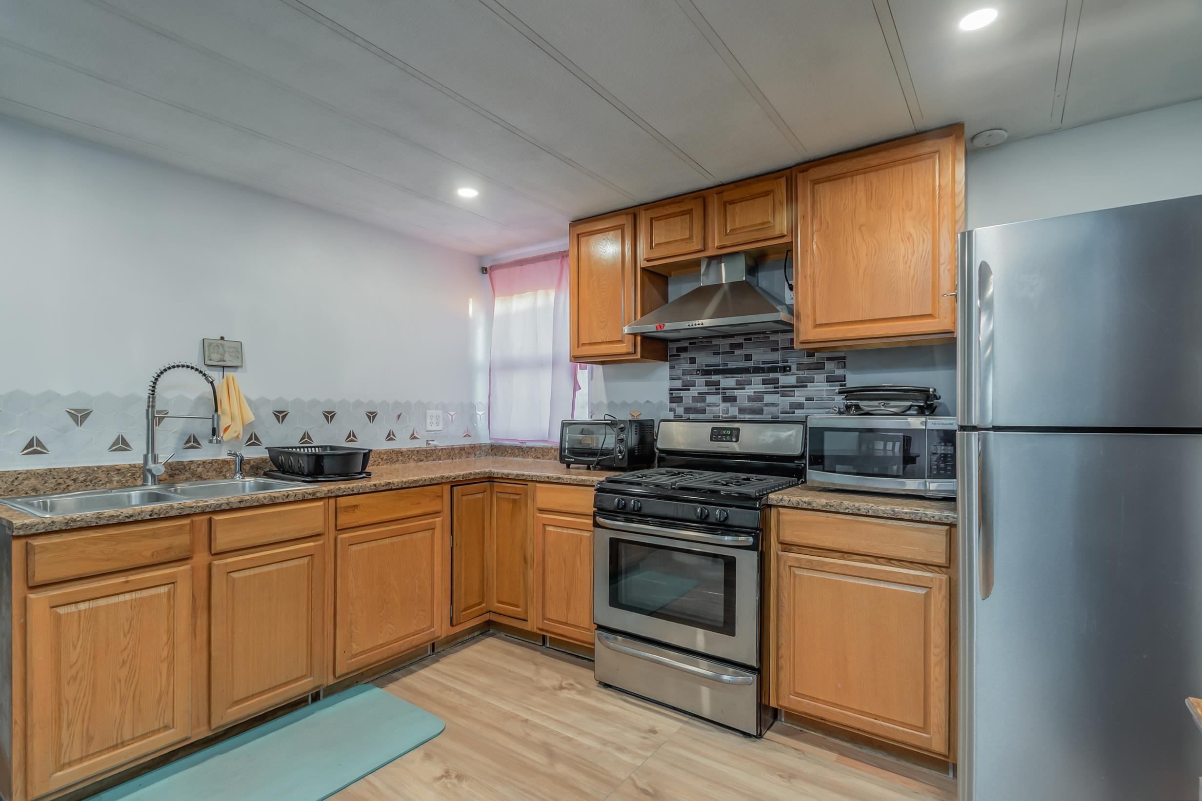 190-197 WEST 24th Street, Bayonne City, Bayonne, NJ 07002 - Property photo 3 of 18
