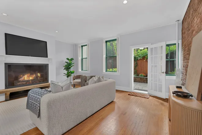 256 West 21st Street #G1, New York, NY 10011