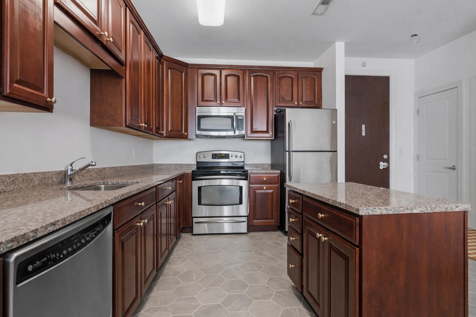 20 AVENUE AT PORT IMPERIAL, West New York Town, West New York, NJ 07093 - Property photo 5 of 38