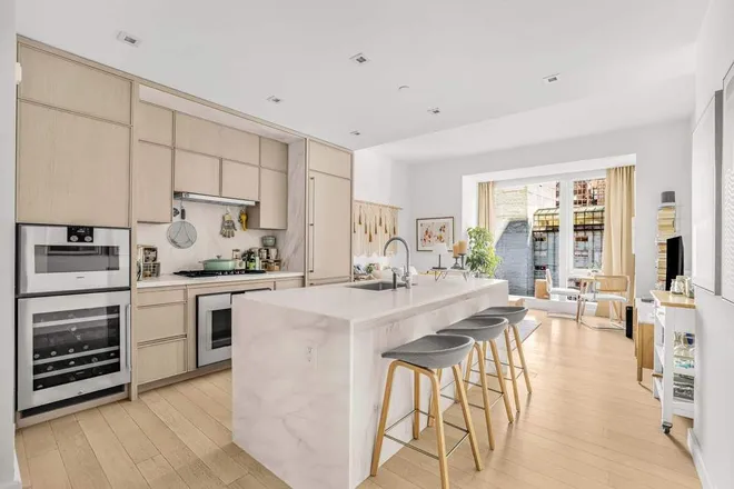 138 East 50th Street #17B, New York, NY 10022
