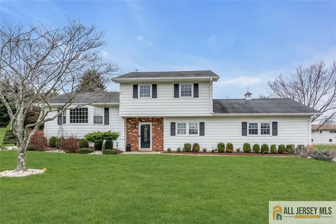 5 Travis Court, Brook Knoll, NJ 08831