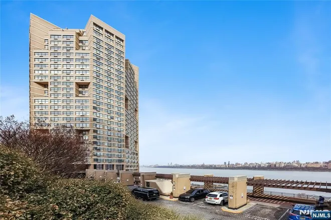 7004 Kennedy #4A, Guttenberg, NJ 07093